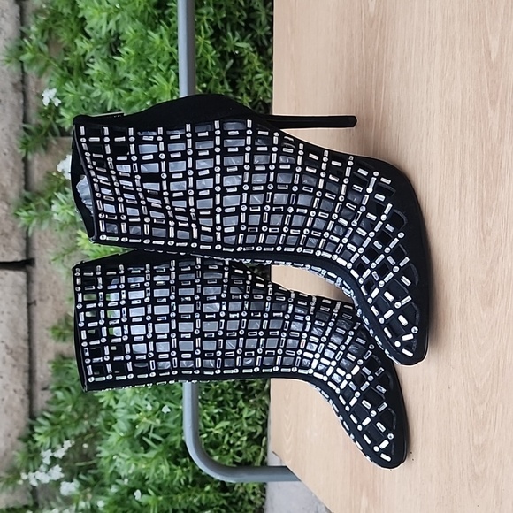 GUESS Women's Randir Black Suede with Rhinestone Dress Booties Size 8 M NWOT - Picture 1 of 11